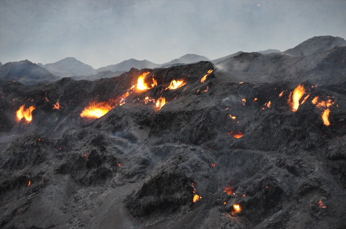 Mersin'in Silifke ilçesinde dün ormanlık alanda çıkan yangına müdahale sürüyor. Yangın nedeniyle...