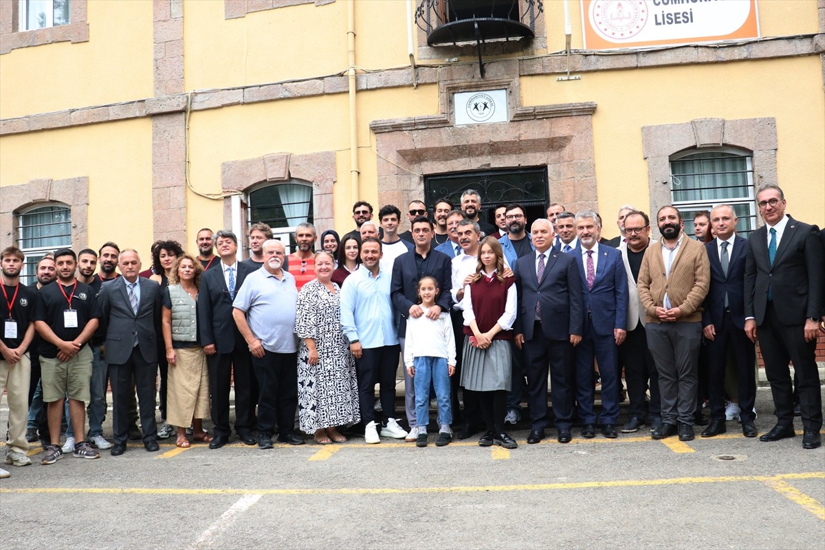 Milli Eğitim Bakanı Yusuf Tekin, okul-aile işbirliğini güçlendirmek amacıyla Bakanlık tarafından...