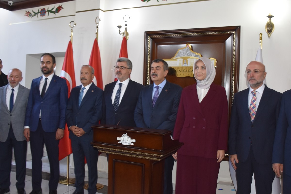 Milli Eğitim Bakanı Yusuf Tekin (sağ 3), Afyonkarahisar Valisi Kübra Güran Yiğitbaşı'nı ziyaret...