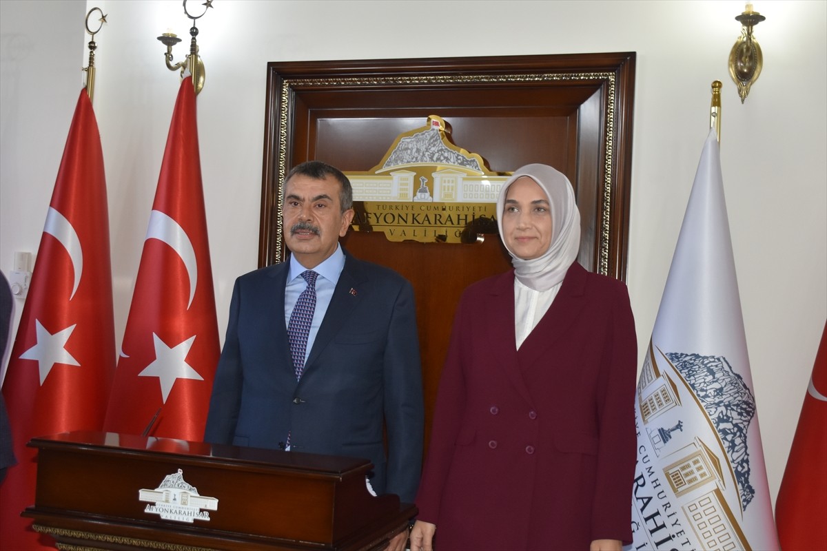 Milli Eğitim Bakanı Yusuf Tekin (sağ 3), Afyonkarahisar Valisi Kübra Güran Yiğitbaşı'nı ziyaret...