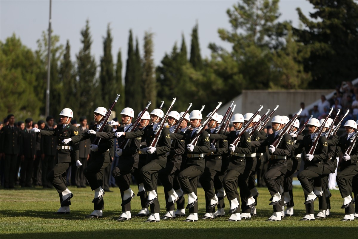 Milli Savunma Üniversitesi (MSÜ) Balıkesir Kara Astsubay Meslek Yüksekokulunda diploma ve sancak...