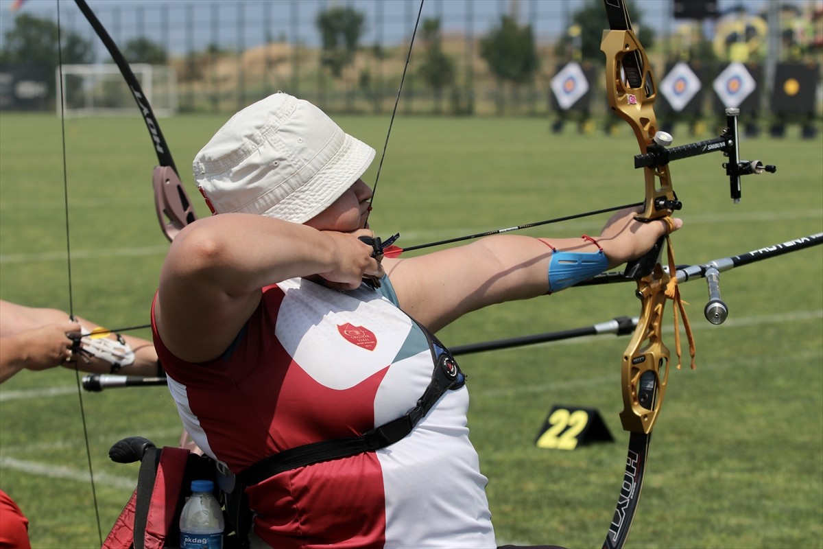 Milli sporcu Merve Nur Eroğlu, Paris 2024 Paralimpik Oyunları'nda aldığı gümüş madalyayı Los...