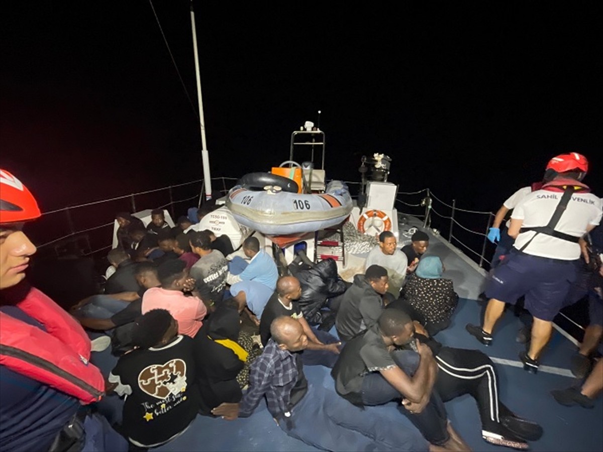 Muğla'nın Bodrum ilçesi açıklarında 35 düzensiz göçmen kurtarıldı. Yabancı uyruklular...