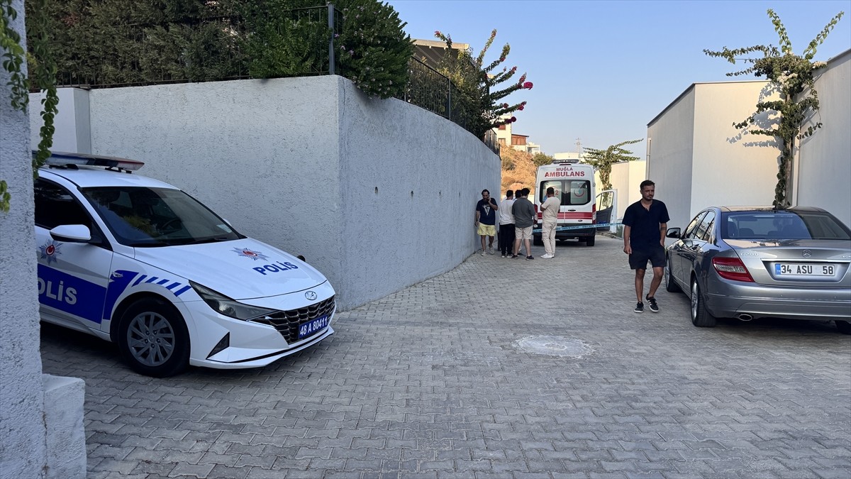 Muğla'nın Bodrum ilçesinde 2 kişi, evde başından silahla vurulmuş halde ölü bulundu. Polis...