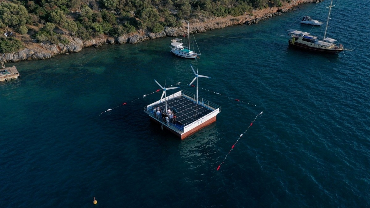 Muğla'nın Bodrum ilçesinde hizmete alınan yüzer deniz suyu arıtma platformunun tanıtımı yapıldı....