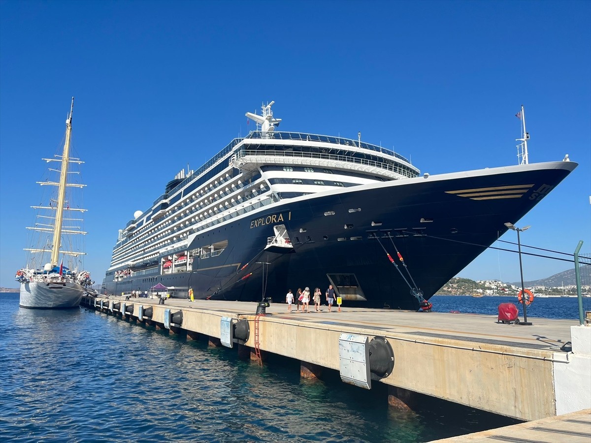Muğla'nın Bodrum ilçesine gelen "Explora I" kruvaziyeri, çoğu ABD'li 837 yolcu, 648 personel ile...