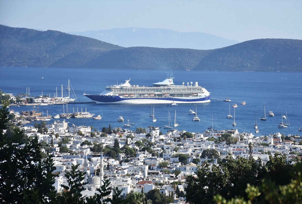 Muğla'nın Bodrum ilçesine, "Marella Discovery 2" (fotoğrafta) ve "Azamara Pursuit" kruvaziyerleri...