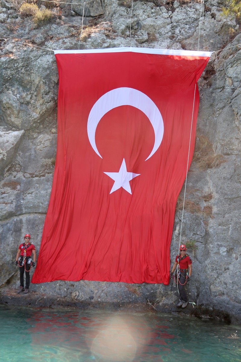 Muğla'nın Fethiye ilçesinde Jandarma Arama Kurtarma (JAK) timi, 30 Ağustos Zafer Bayramı...