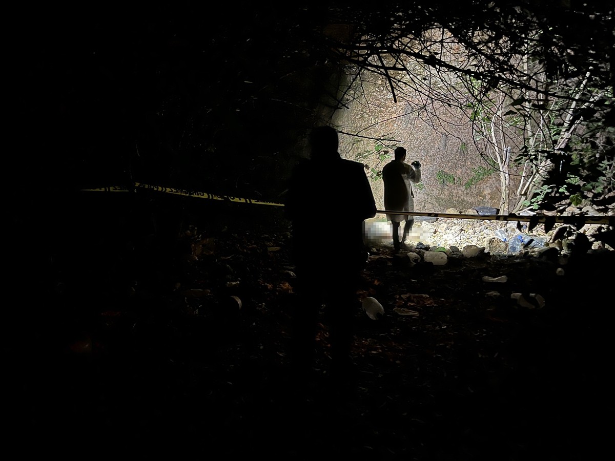 Muğla'nın Fethiye ilçesinde su olmayan dere yatağına düşen kişi yaşamını yitirdi. Ekipler, olay...