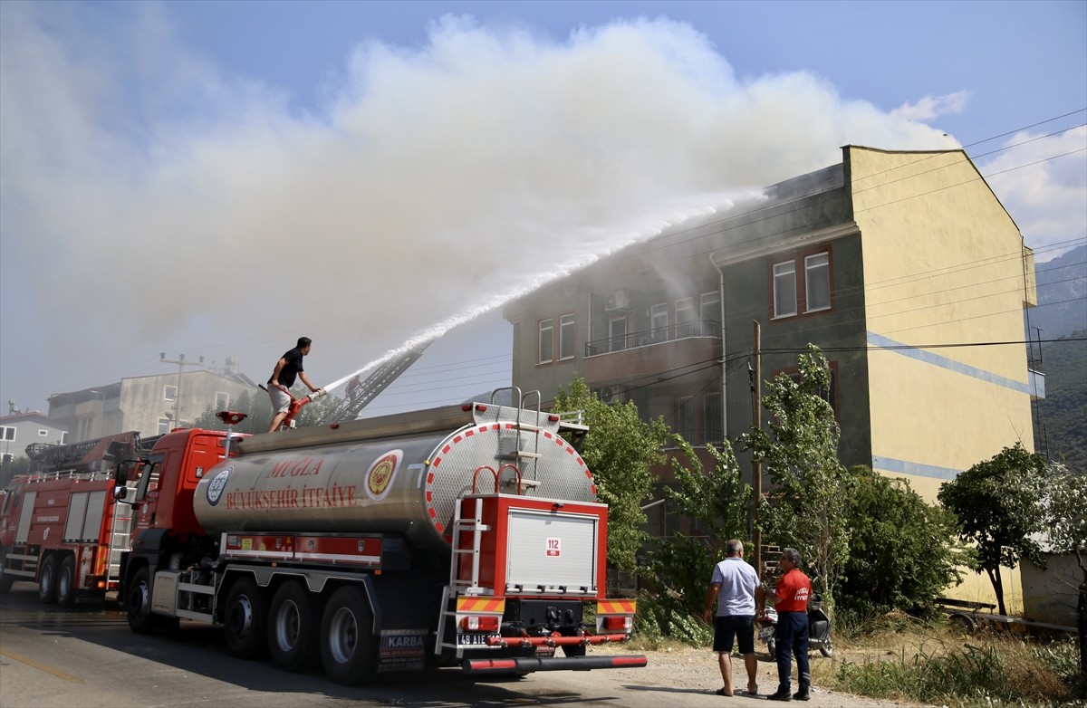 Muğla'nın Fethiye ilçesinde üç katlı evin çatı katında çıkan yangın hasara neden oldu. Yaklaşık...