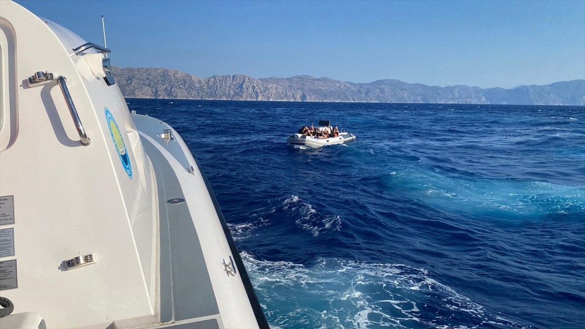 Muğla'nın Marmaris ilçesi açıklarında aralarında çocukların da bulunduğu 45 düzensiz göçmen...