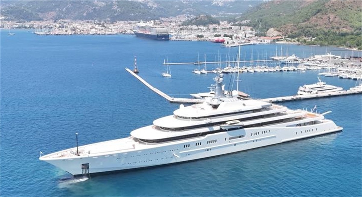 Muğla'nın Marmaris ilçesinde demirli bulunan Rus iş insanı Roman Abramoviç'in ultra lüks yatı...