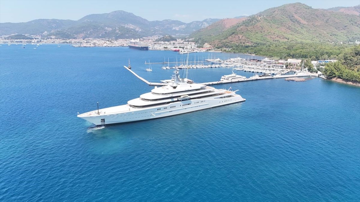 Muğla'nın Marmaris ilçesinde demirli bulunan Rus iş insanı Roman Abramoviç'in ultra lüks yatı...