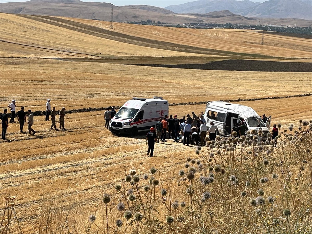 Muş'un Bulanık ilçesinde minibüsün şarampole devrilmesi sonucu 1'i ağır 10 kişi yaralandı. Kaza...