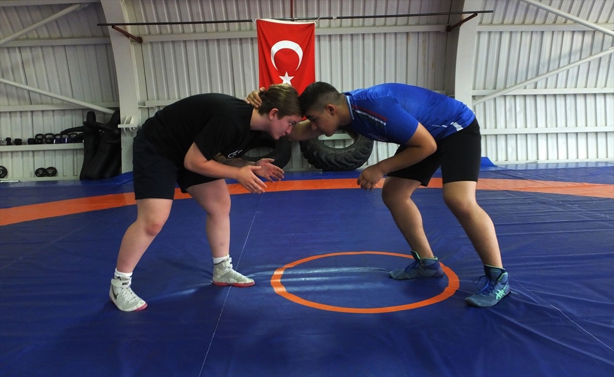 Nevşehir'de 3 yıl önce güreşe başlayan 18 yaşındaki Ravza Nur Yedier, kısa sürede elde ettiği...