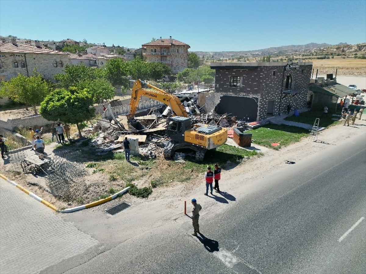 Nevşehir'in Avanos ilçesinde doğal sit alanı içerisine izinsiz inşa edildiği tespit edilen otel ve...