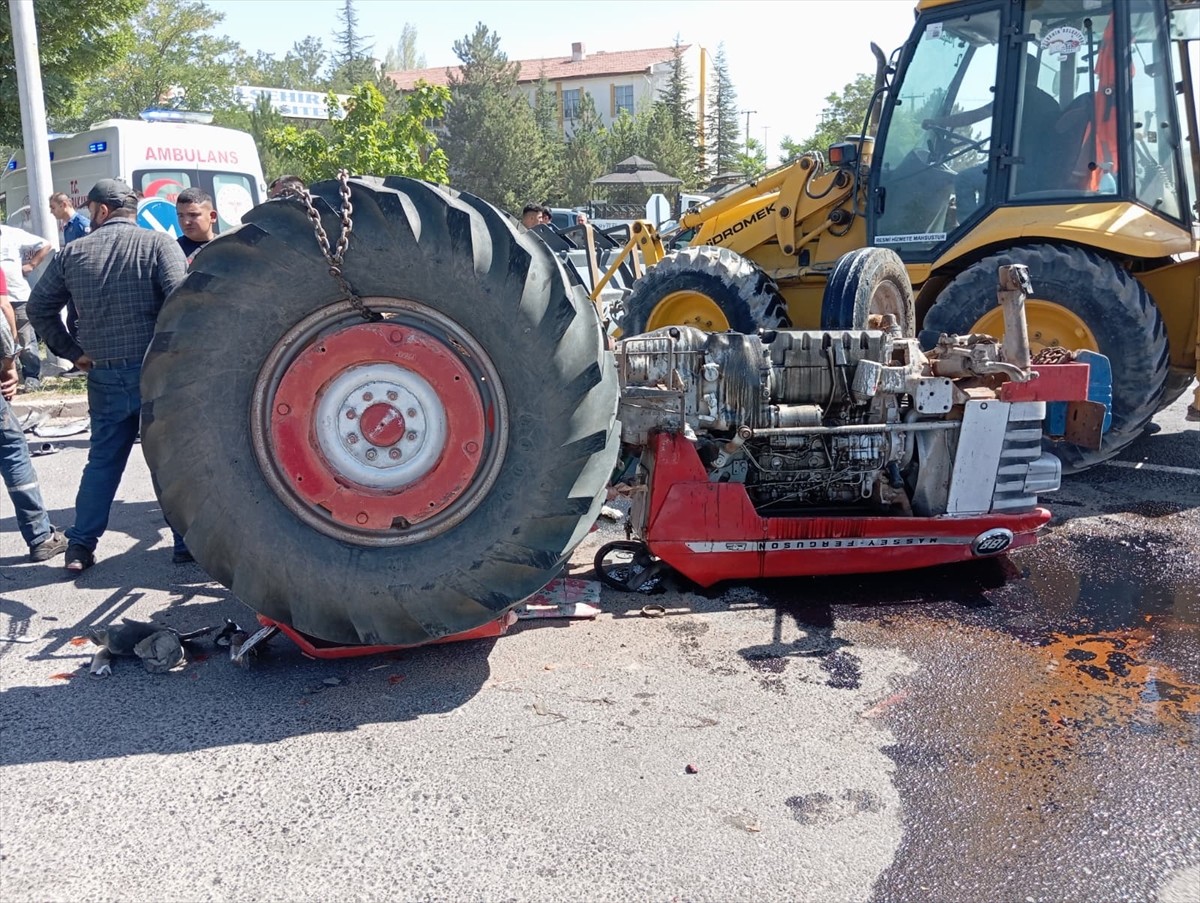 Nevşehir'in Gülşehir ilçesinde hafif ticari araçla çarpışan traktörün sürücüsü ağır...