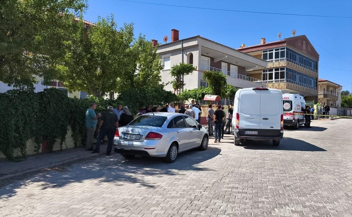 Nevşehir'in Kozaklı ilçesinde 78 yaşındaki kişi, husumetli olduğu öğrenilen 73 yaşındaki dünürü...