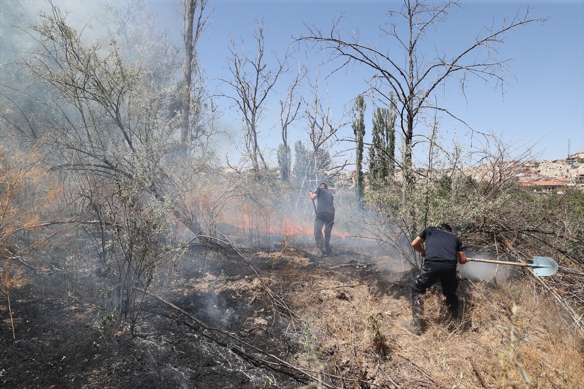 Nevşehir'in Nar beldesinde çıkan örtü yangını kontrol altına alındı. İtfaiye ekipleri ile TOMA...