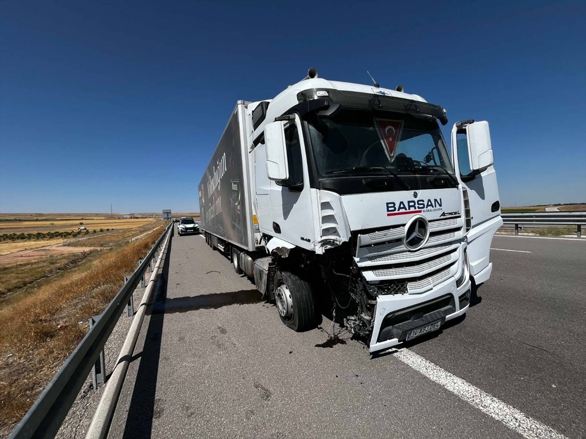 Niğde'de tırla otomobilin çarpışması sonucu 1 kişi öldü, 3 kişi yaralandı. Ankara-Niğde Otoyolu...