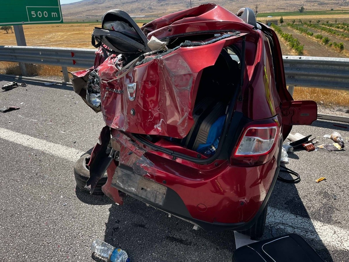 Niğde'de tırla otomobilin çarpışması sonucu 1 kişi öldü, 3 kişi yaralandı. Ankara-Niğde Otoyolu...