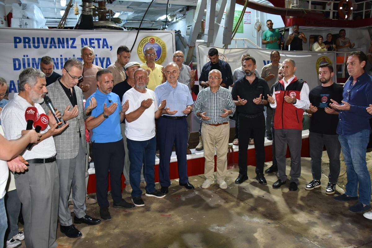 Ordu'da hazırlıklarını tamamlayan balıkçılar, av yasağının sona ereceği saati beklemek üzere...