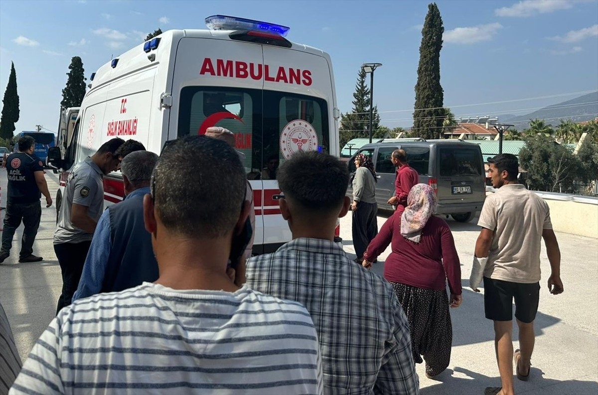 Osmaniye'nin Düziçi ilçesinde traktörün uçuruma devrilmesi sonucu 2'si çocuk 5 kişi...