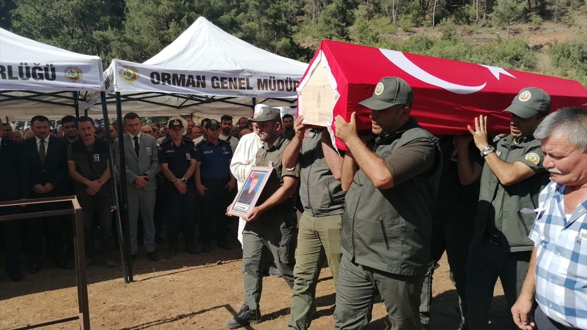Osmaniye'nin Hasanbeyli ilçesinde arazözün devrilmesi sonucu ağır yaralanan ve kaldırıldığı...