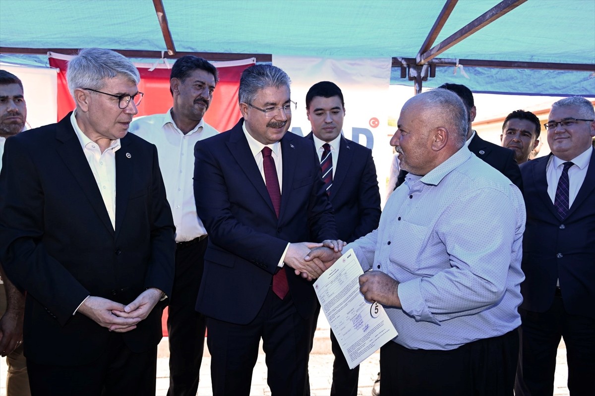 Osmaniye'nin Sumbas ilçesinde yapımı tamamlanan 27 köy evi, törenle hak sahibi depremzedelere...