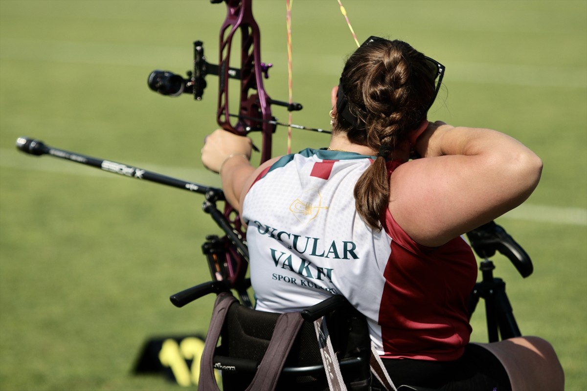 Paris 2024 Paralimpik Oyunları'nda altın madalya kazanan milli para okçu Öznur Cüre Girdi, Los...