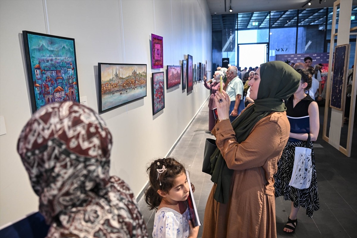 Ressam Cemal Toy'un yaklaşık 40 yıllık sanat yolculuğunu yansıtan "Kalp Hizası" sergisi, Atatürk...