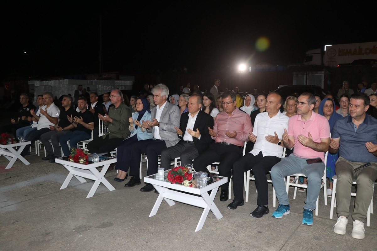 Rize'de balıkçılar, av yasağının sona ereceği saati beklemek üzere denize açıldı. Merkez Motorcu...