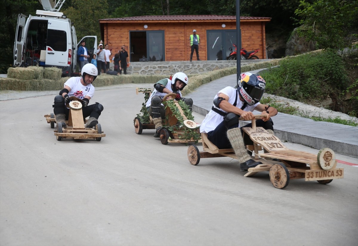 Rize'nin Ardeşen ilçesinde "15. Geleneksel Red Bull Formulaz Tahta Araba Yarışları"...