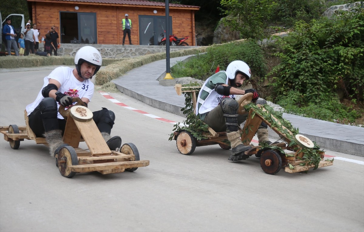 Rize'nin Ardeşen ilçesinde "15. Geleneksel Red Bull Formulaz Tahta Araba Yarışları"...