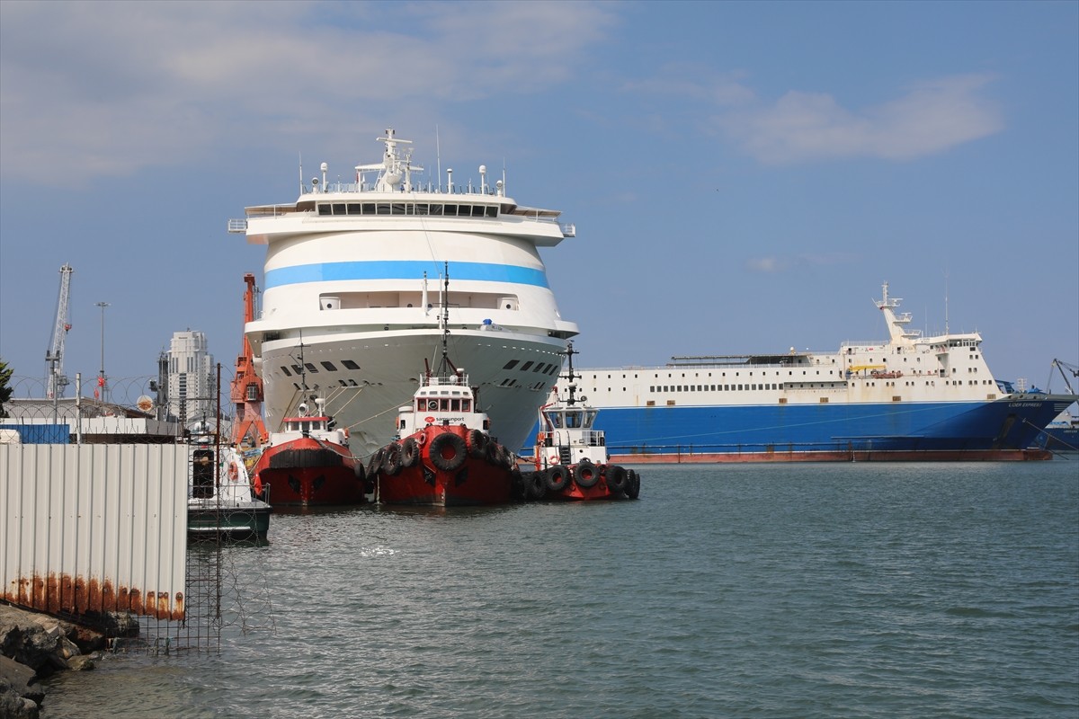 Rusya'nın Soçi kentinden hareket eden "Astoria Grande" adlı kruvaziyer, 1117 yolcu ve 444 kişilik...