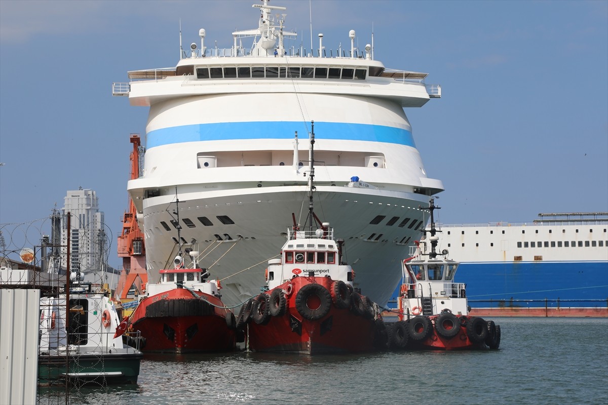 Rusya'nın Soçi kentinden hareket eden "Astoria Grande" adlı kruvaziyer, 1117 yolcu ve 444 kişilik...