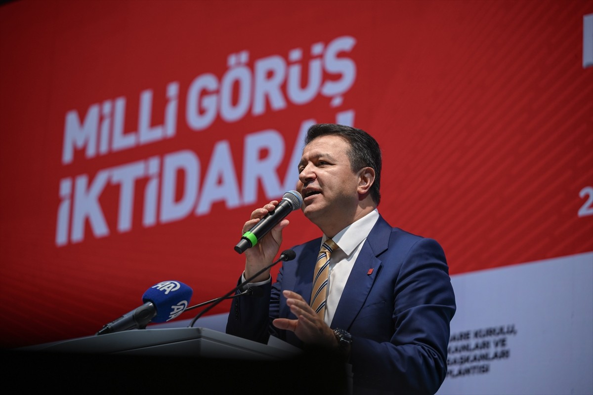 Saadet Partisi Genel Başkanı Mahmut Arıkan, Ankara'da bir otelde partisinin Genel İdare Kurulu, İl...