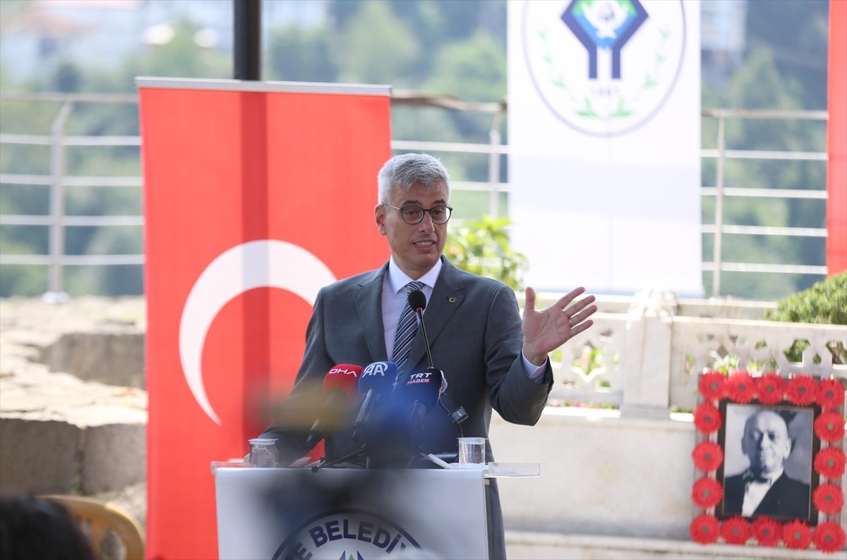 Sağlık Bakanı Kemal Memişoğlu, eski Rize Belediye Başkanı Ekrem Orhon'un Rize Kalesi'ndeki mezarı...