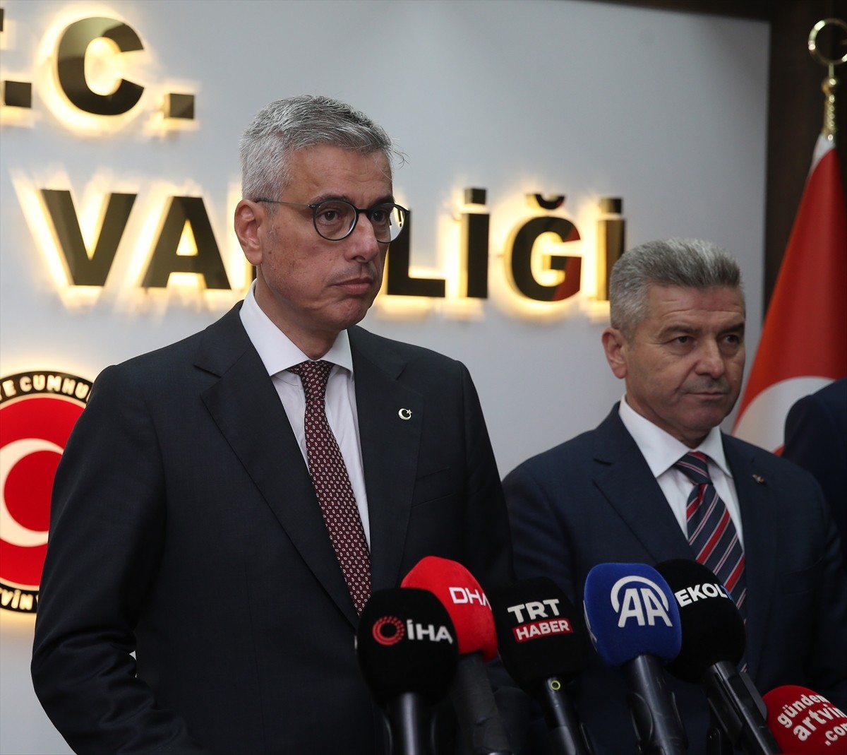 Sağlık Bakanı Kemal Memişoğlu (sol 2) Artvin Valiliğini ziyaret etti. Ziyarette, Artvin Valisi...