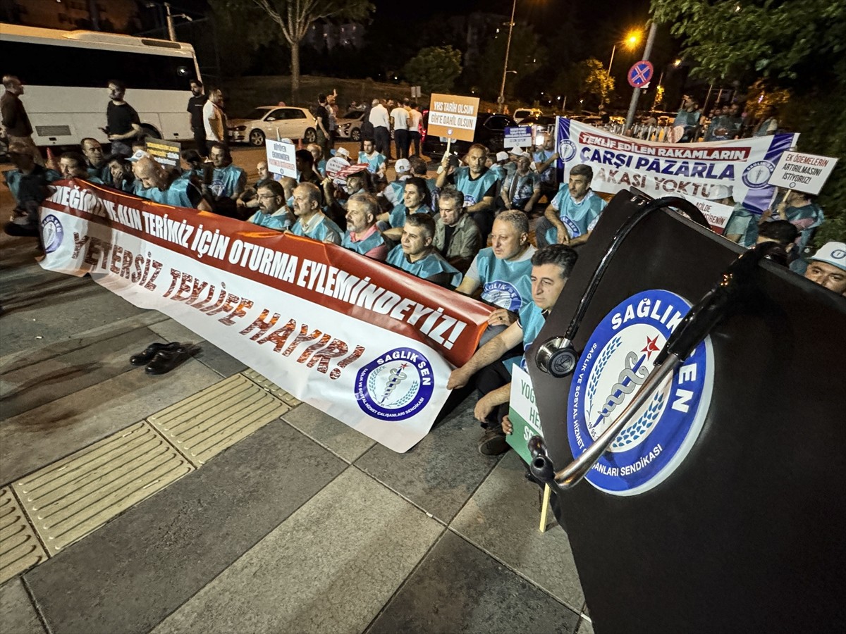 Sağlık-Sen üyeleri, 8. Dönem Kamu Toplu Sözleşme görüşmeleri kapsamında Kamu İşveren Heyetinin...
