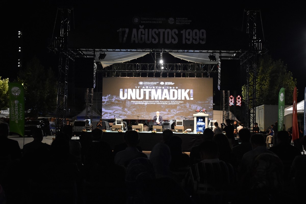 Sakarya'da, 17 Ağustos 1999 Marmara Depremi'nde hayatını kaybedenler için anma programı...