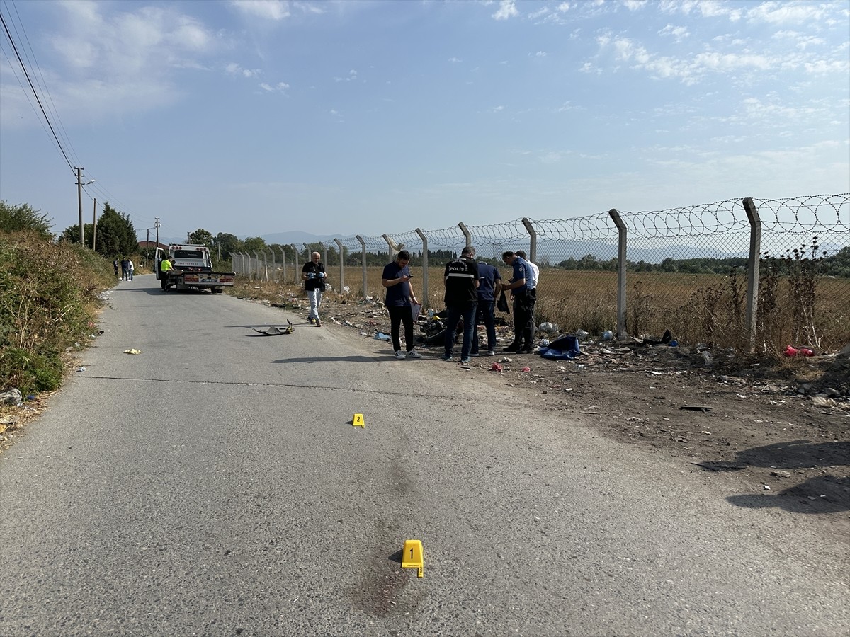 Sakarya'nın Adapazarı ilçesinde hafif ticari araçla çarpışan motosikletin sürücüsü hayatını...