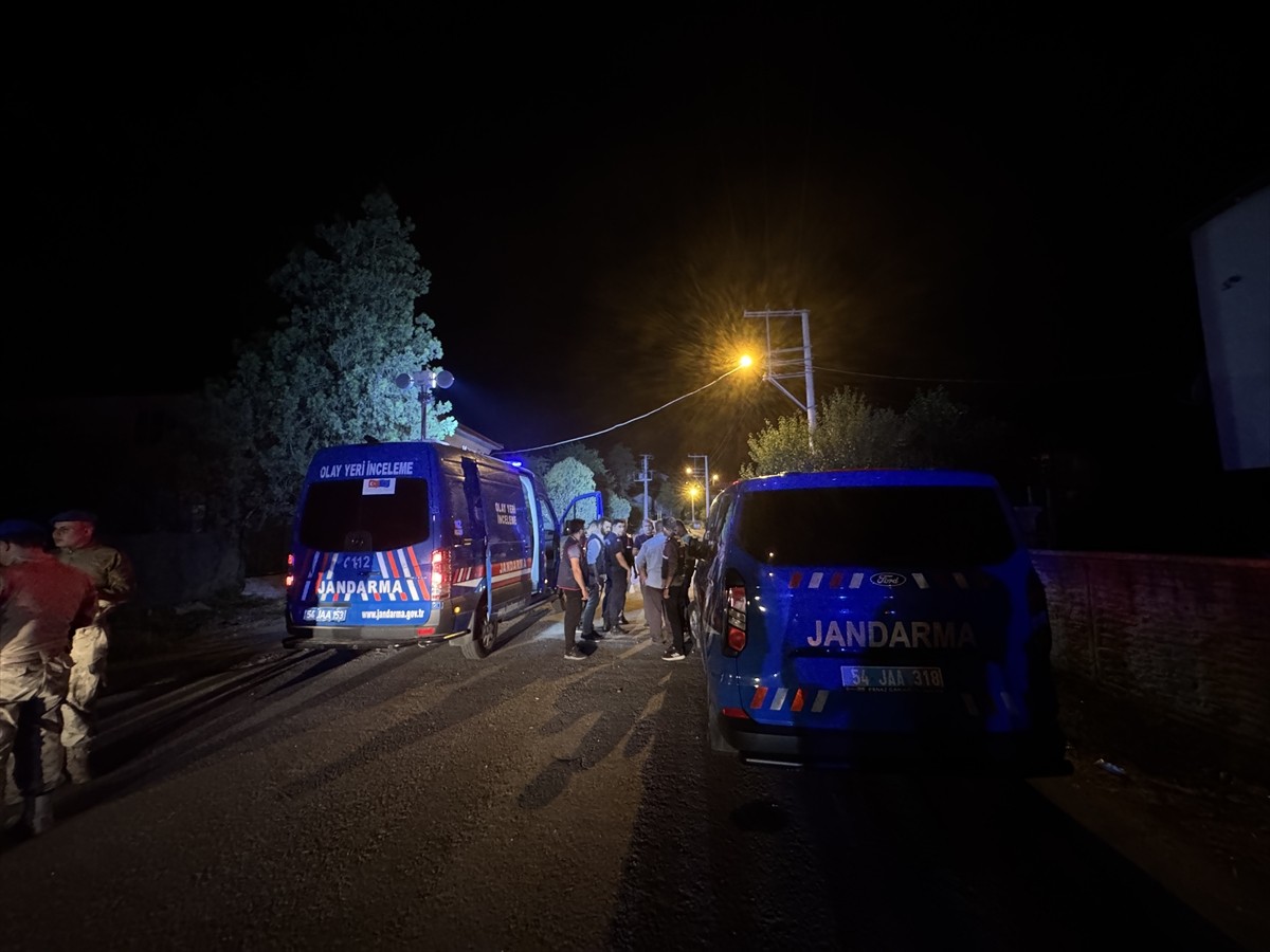 Sakarya'nın Erenler ilçesinde çıkan silahlı kavgada iki kişi öldü, biri ağır iki kişi yaralandı....