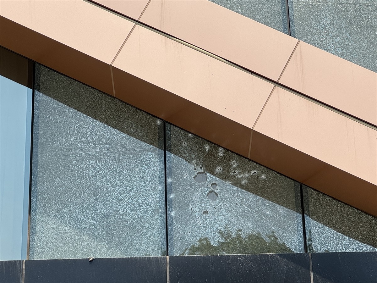 Sakarya'nın Serdivan ilçesinde bahçe mobilyaları satan iş yeri kurşunlayan şüpheli ya da...