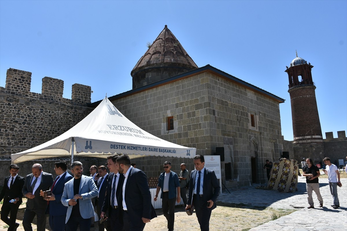 Saltuklular döneminde inşa edilen Erzurum'un ilk mescidinde, 9 yıl aranın ardından toplu namaz eda...