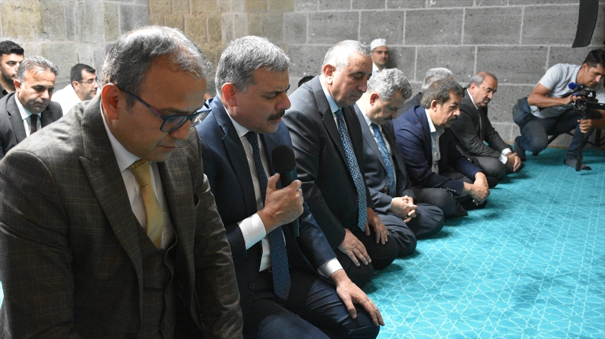 Saltuklular döneminde inşa edilen Erzurum'un ilk mescidinde, 9 yıl aranın ardından toplu namaz eda...