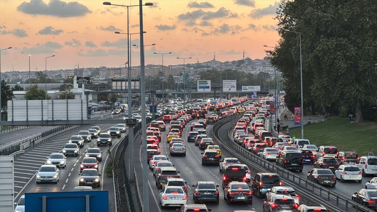 Samatya'daki İSKİ Yağmur Suyu Tüneli deniz bağlantısı çalışması nedeniyle oluşan yoğunluktan...