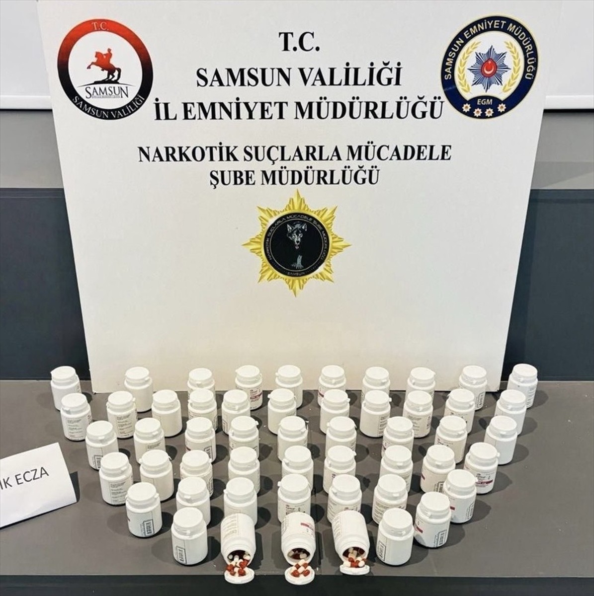 Samsun'da düzenlenen uyuşturucu operasyonlarında 8 zanlı yakalandı. Ekipler, 3 bin 167 sentetik...