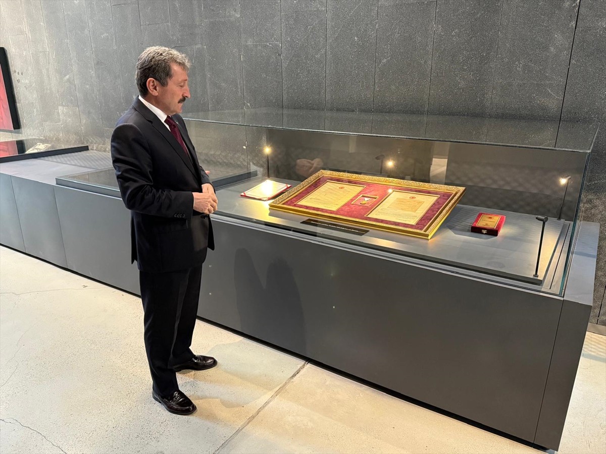 Samsun'un 101 yıl sonra takdim edilen istiklal madalyası müzede ziyaretçiler için sergilenmeye...