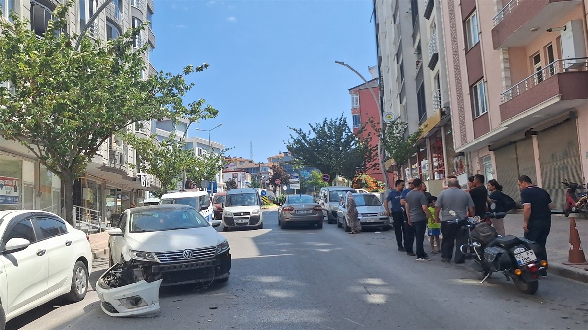 Samsun'un Bafra ilçesinde otomobille çarpışan motosikletin sürücüsü yaralandı.
